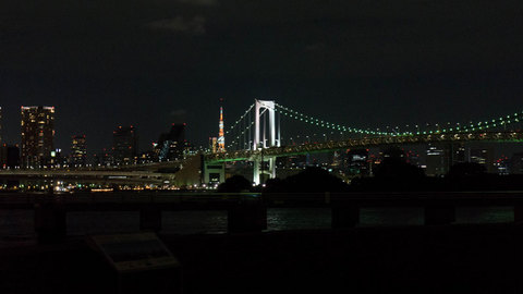 夜のレインボーブリッジと東京タワー