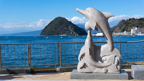 イルカのモニュメントと淡島と富士山