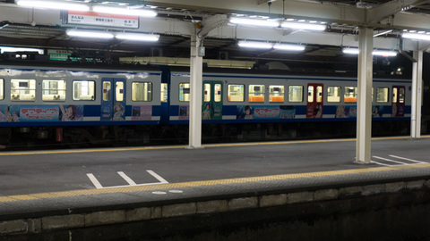 三島駅に停車中のラッピング電車