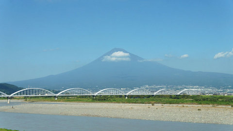 新幹線の車窓から見た富士山