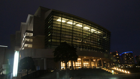 夜のパシフィコ横浜国立大ホール